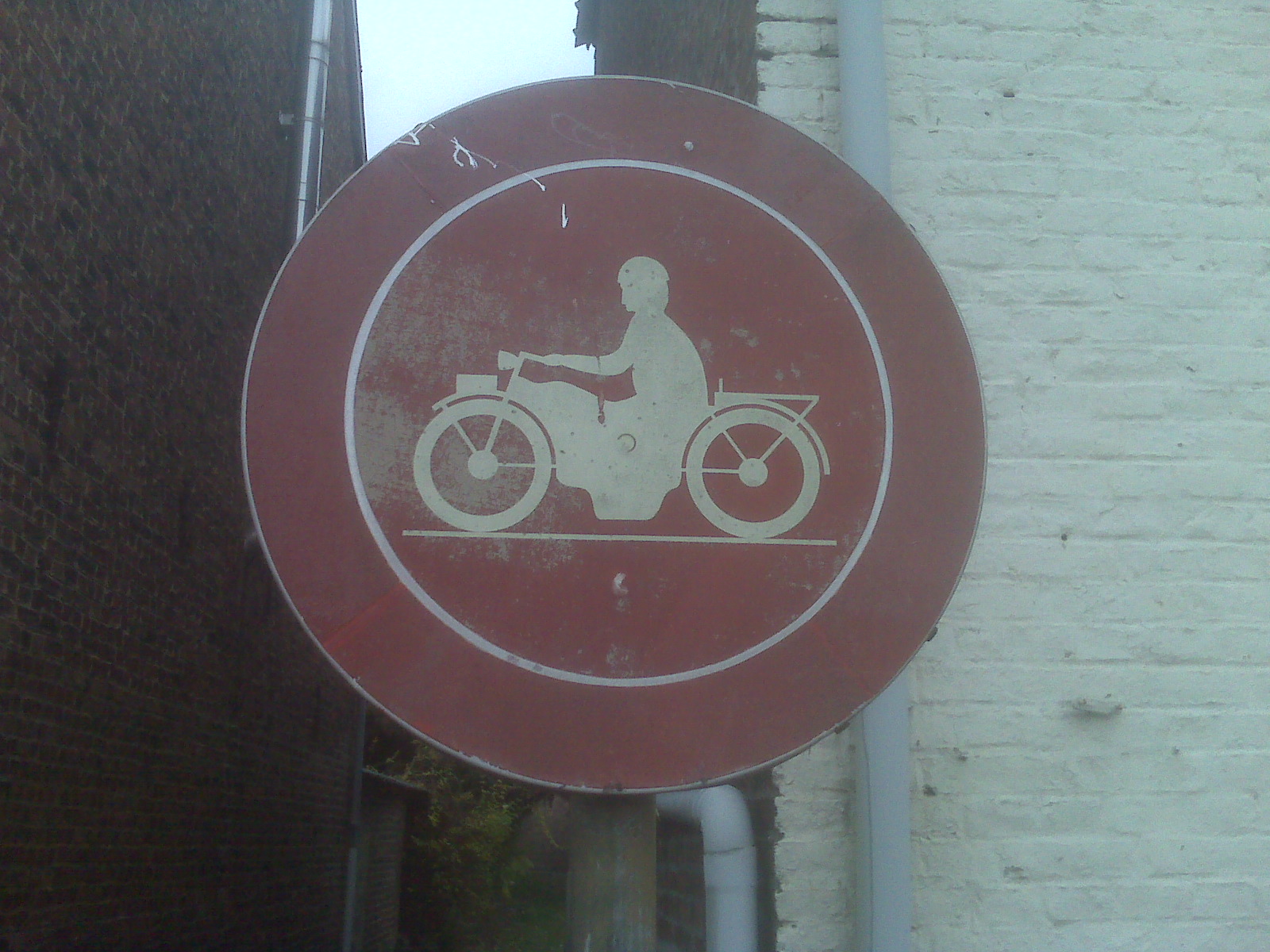 Verboden in te rijden voor retro motoren. Houyet, Belgische Ardennen.